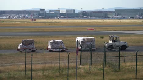 Be--Und-Entladen-Von-Gepäck-Am-Flughafen-Für-Passagiere.