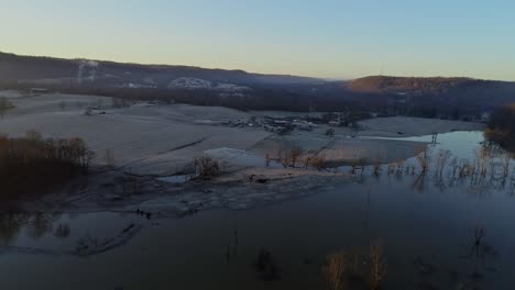 Sonnenuntergang-über-Den-Hügeln-Und-Dem-Plateau-Mit-Dem-Fluss,-Der-In-Den-Wald-überfließt