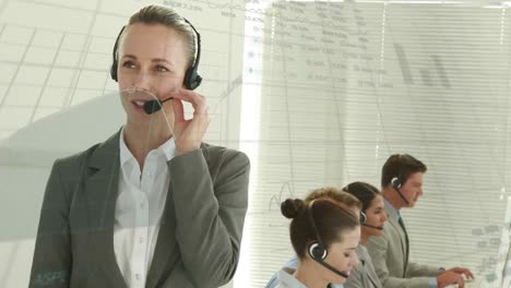 animación del procesamiento de datos sobre personas que usan auriculares telefónicos