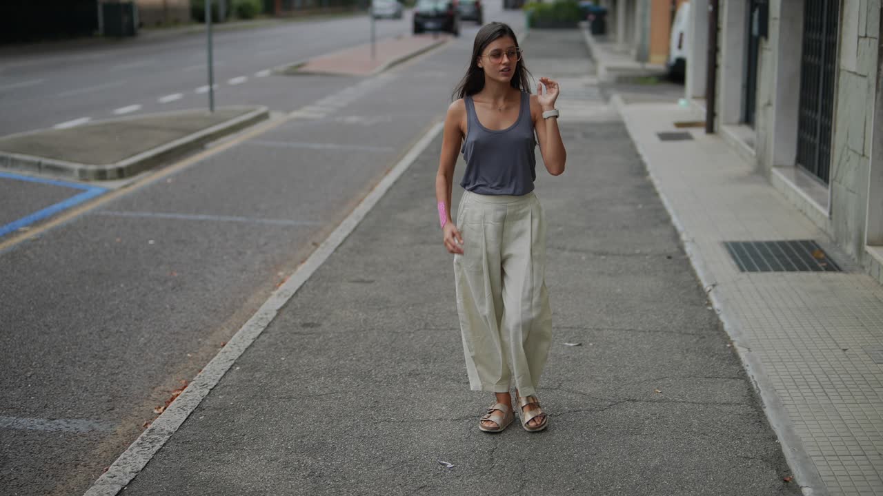 Mujer caminando por la calle de la ciudad