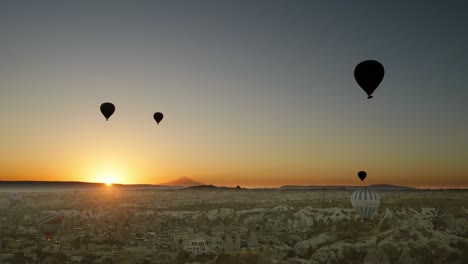 Sonnenaufgang-Horizont-Heißluftballons-Silhouette-Romantisches-Tourismuserlebnis