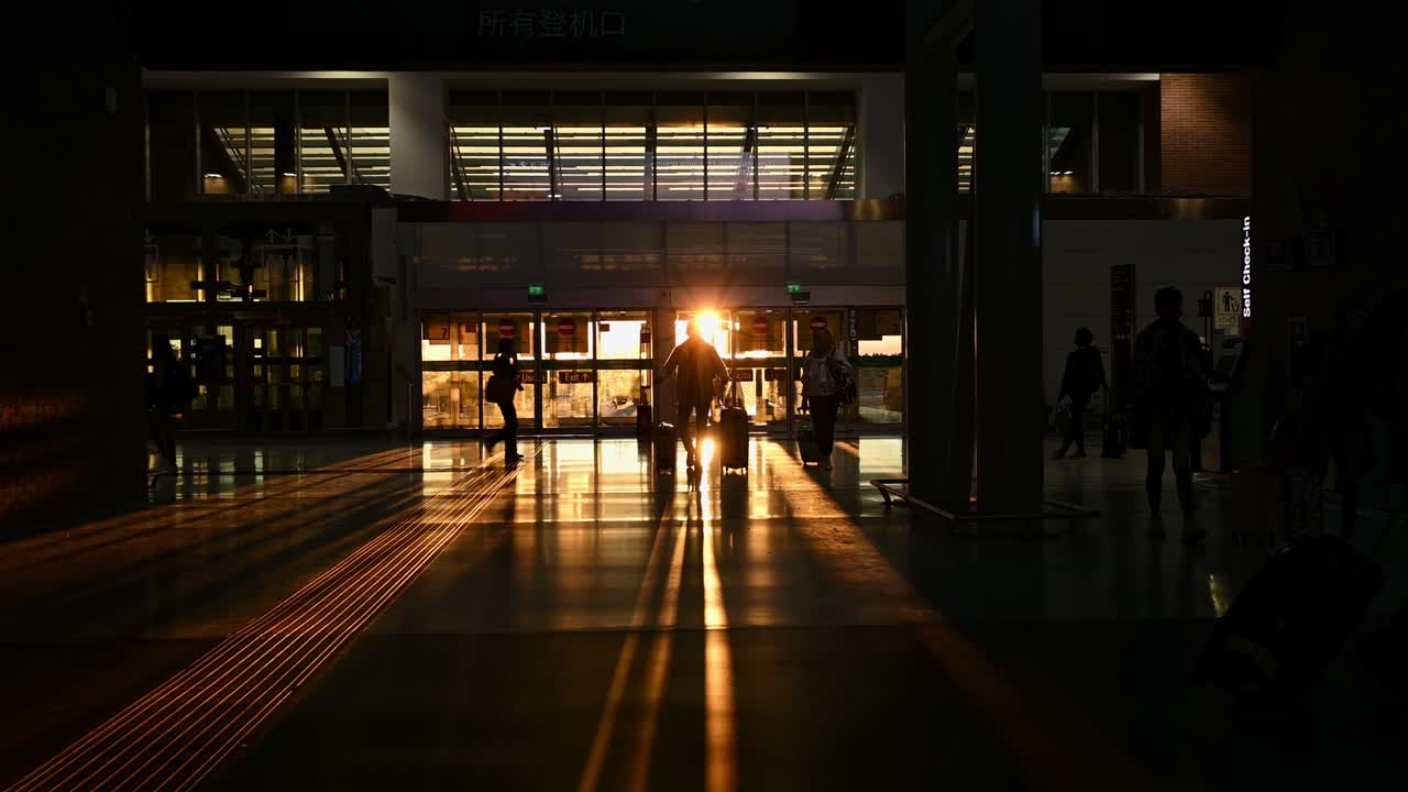 silueta de algunos turistas caminando dentro de una terminal del aeropuerto durante una impresionante puesta de sol. concepto de viaje durante la pandemia de covid-19.