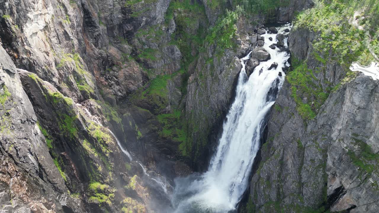 cascada voringfossen en noruega - paisaje natural escénico en eidfjord, vestland - aérea