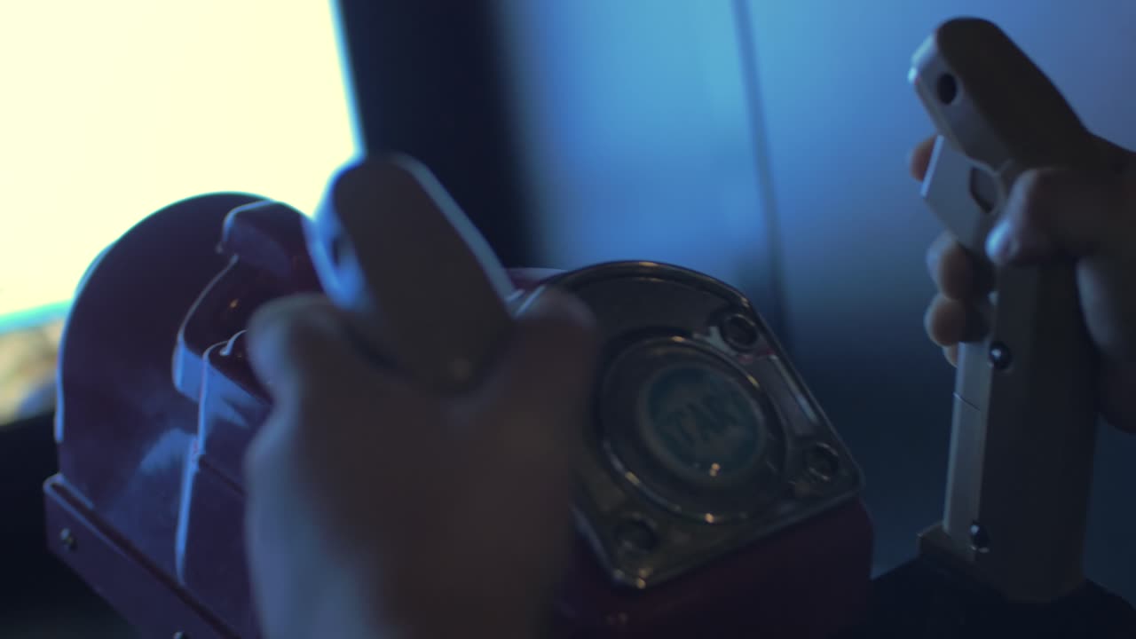 vista de cerca de un niño pequeño jugando a un videojuego de arcade en el centro de juegos