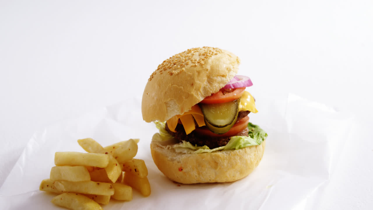 hamburguesa y papas fritas en la mesa