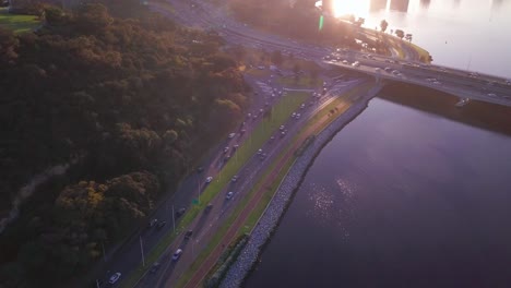 Vista-Aérea-De-Un-Tráfico-Matutino-Al-Amanecer