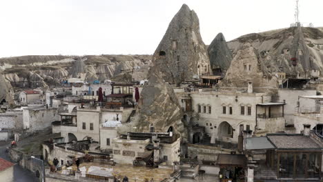 capadocia, turquía: vista aérea de las viviendas de las cuevas y las formaciones rocosas