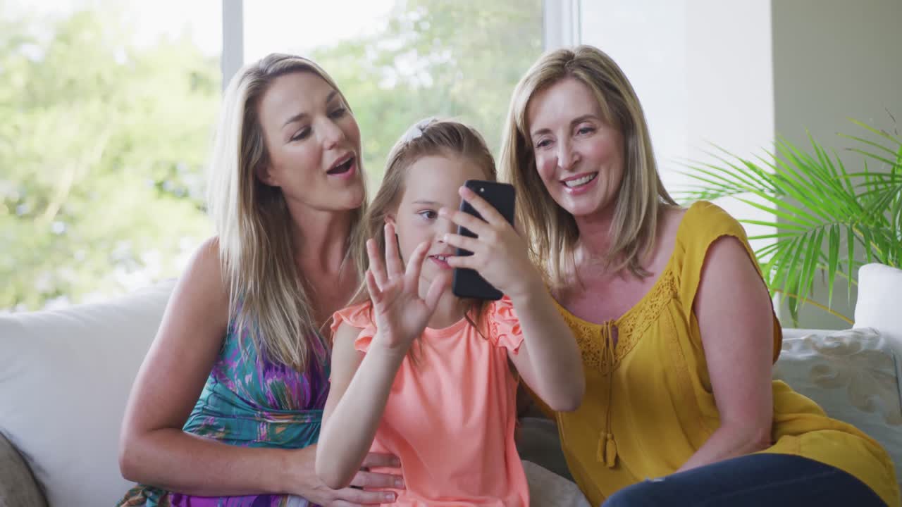 고위 백인 여성, 그녀의 딸과 손녀