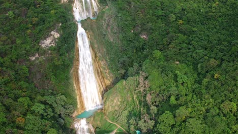 toma aérea de drones de la cascada velo de novia en el parque chiflon, chiapas