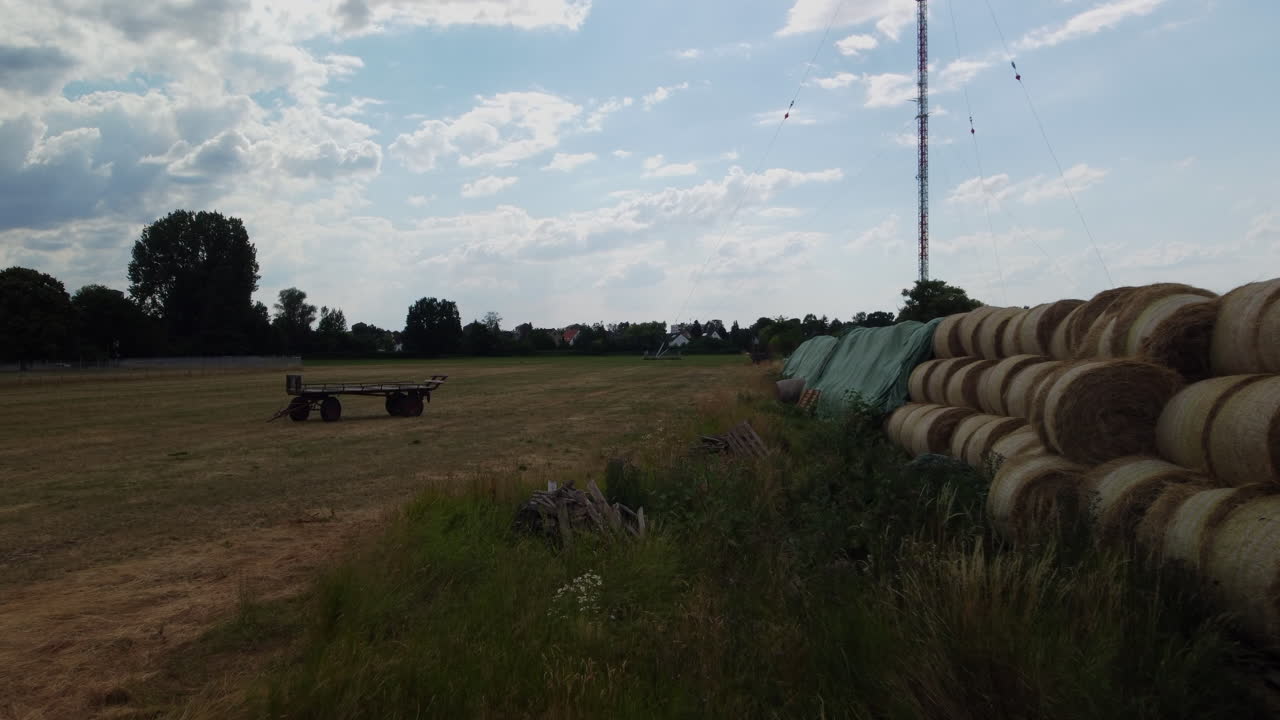 들판 한가운데 버려진 트레일러와 베일을 향한 비행