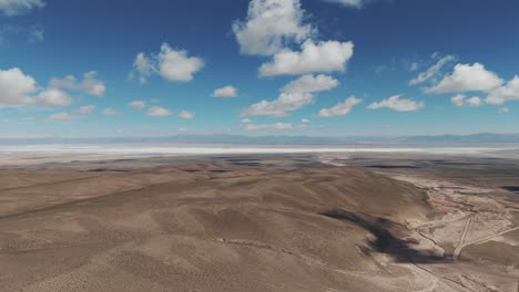 vista aérea paisaje de la extensa y árida meseta de la salina natural de salinas grandes, jujuy, argentina