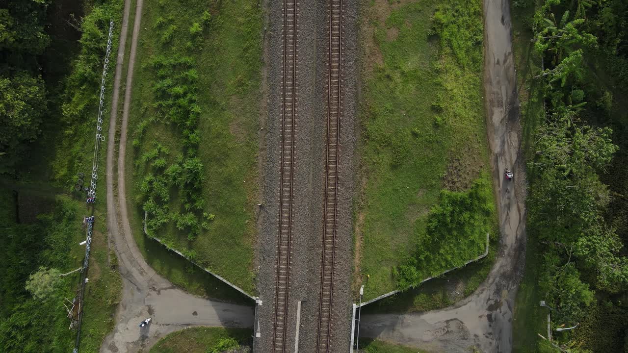 камера, направленная вниз, показывает маршрут железнодорожных путей