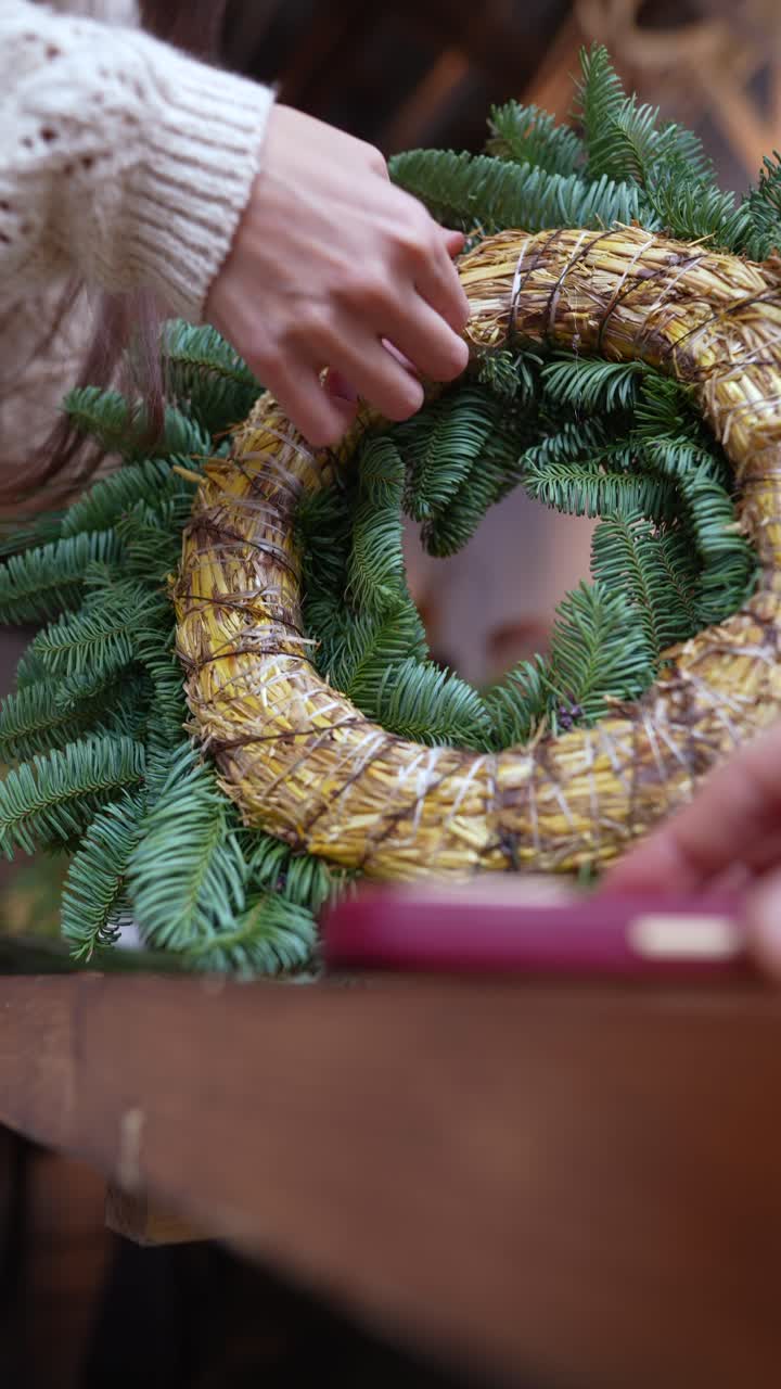 딸기 로 크리스마스 꽃받침 을 만드는 여자