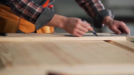 Close-up-of-male-hands-of-a-carpenter-drawing-a-line-at-an-angle