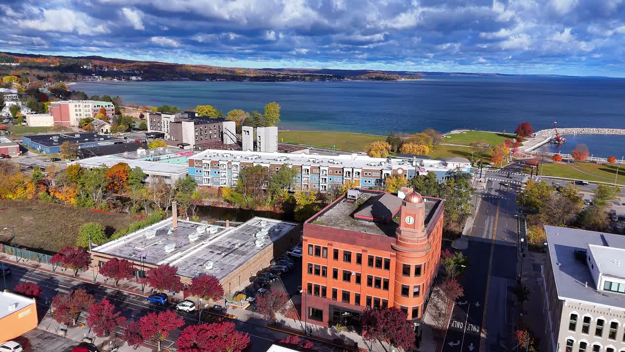 Historisches Bankgebäude der Traverse City, Innenstadt von Traverse City, Michigan, USA, in einer Luftaufnahme im Herbst.