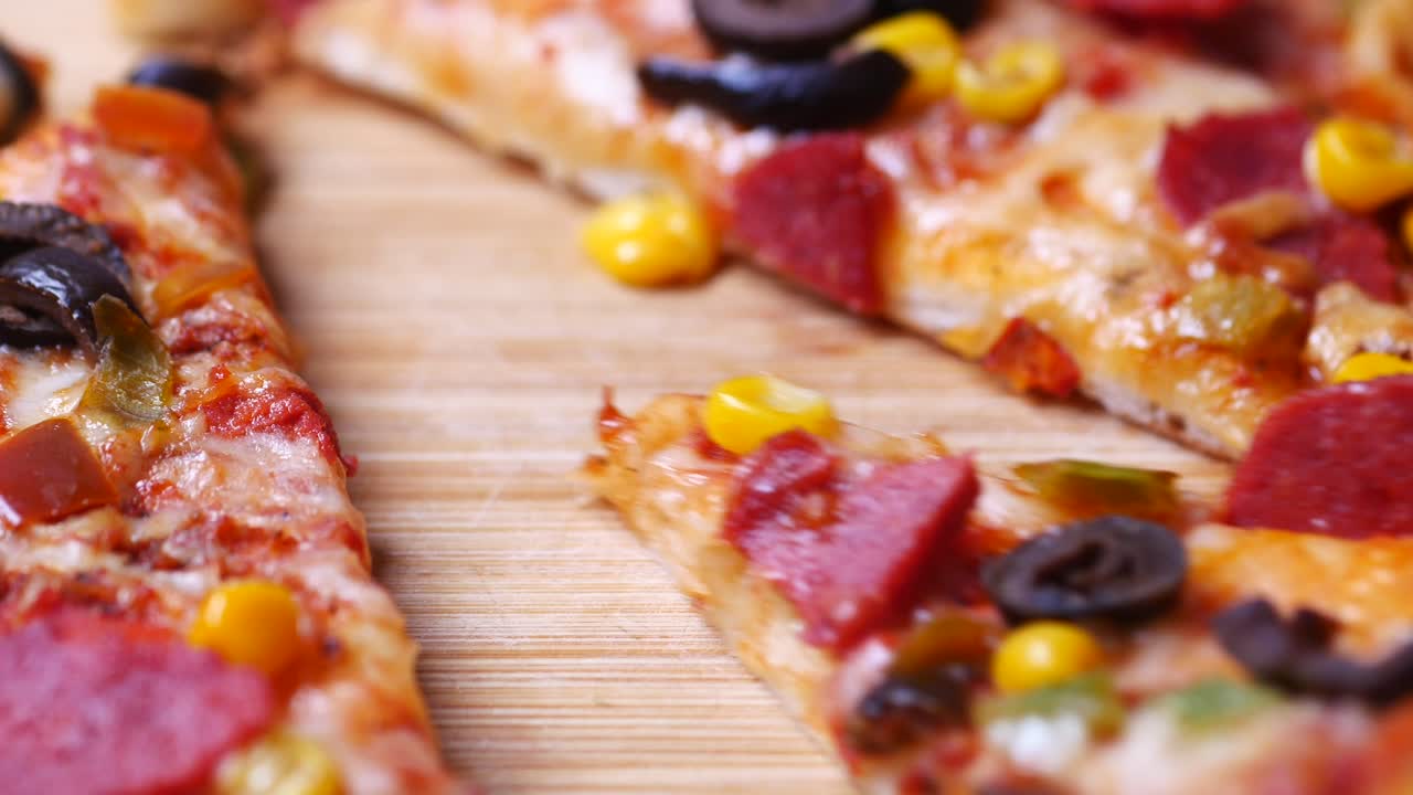 다양한 토핑을 가진 피자 조각