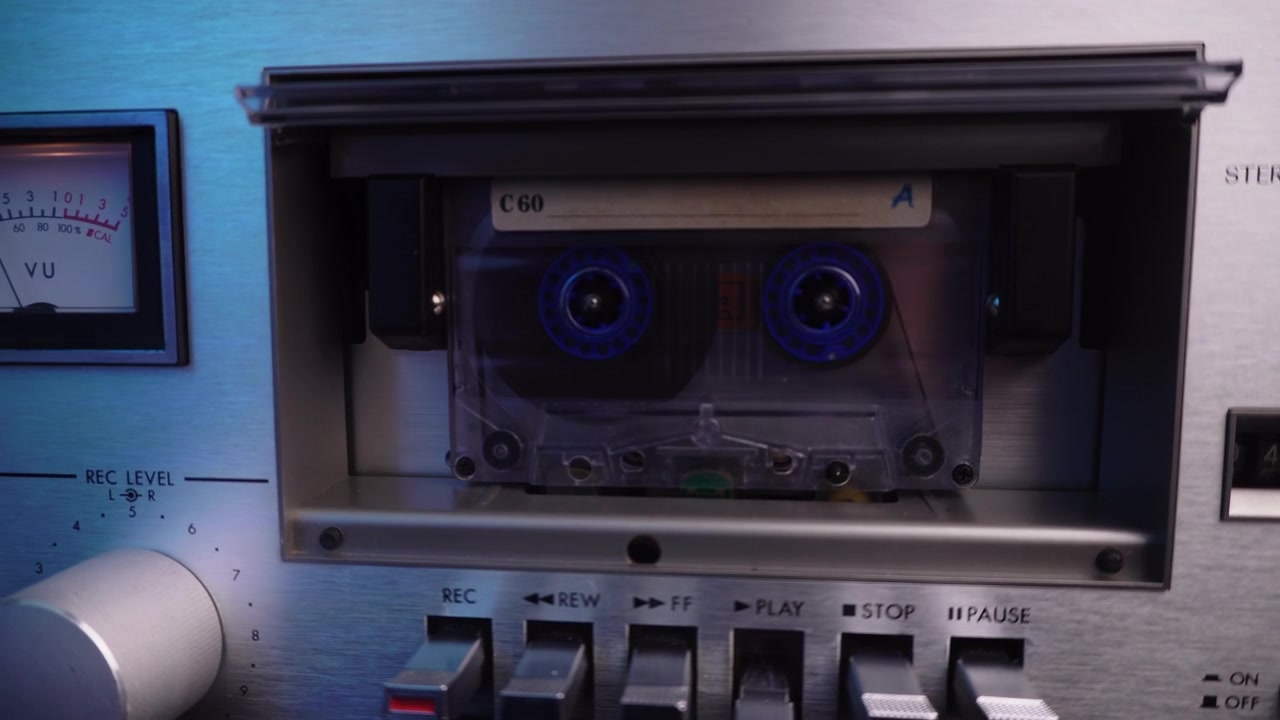 Lettore a cassette vintage e cassetta audio in riproduzione, primo piano