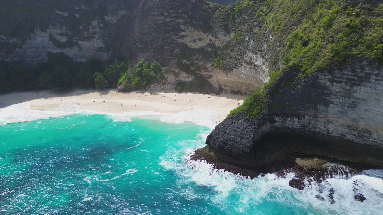Ripresa aerea con drone fluida della costa di Nusa Penida a Bali.
