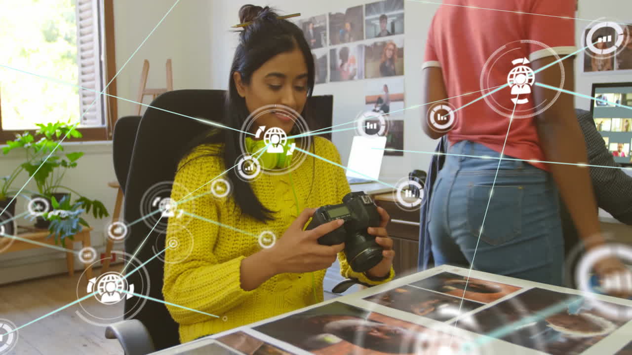 con cámara, mujer revisando fotos con conexiones de red animación sobre la escena