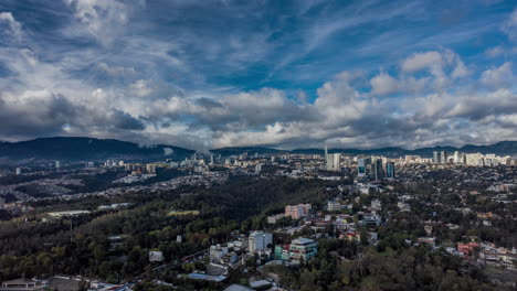 Hyperlapse-Aéreo-De-Reforma-Lomas-Y-Santa-Fe-Con-Nubes-En-La-Ciudad-De-México