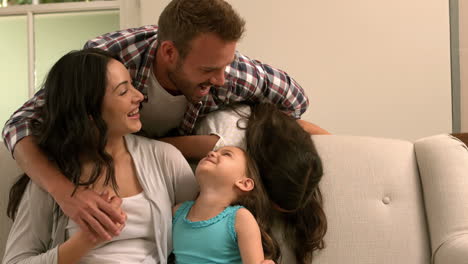 familia feliz jugando en el sofá