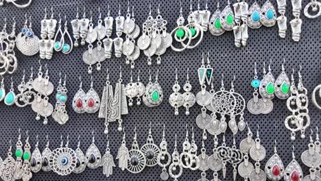 variedad de pendientes de plata en exhibición