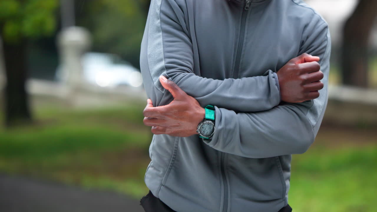 회색 운동복을 입은 남자, 팔을 고