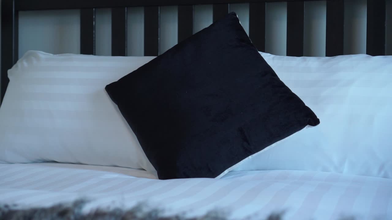 고급스럽고 현대적인 부티크 호텔 객실 더블 퀸 사이즈 침대 - 클로즈업