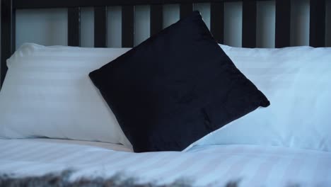 habitación de hotel boutique moderna de lujo con cama doble tamaño queen - primer plano