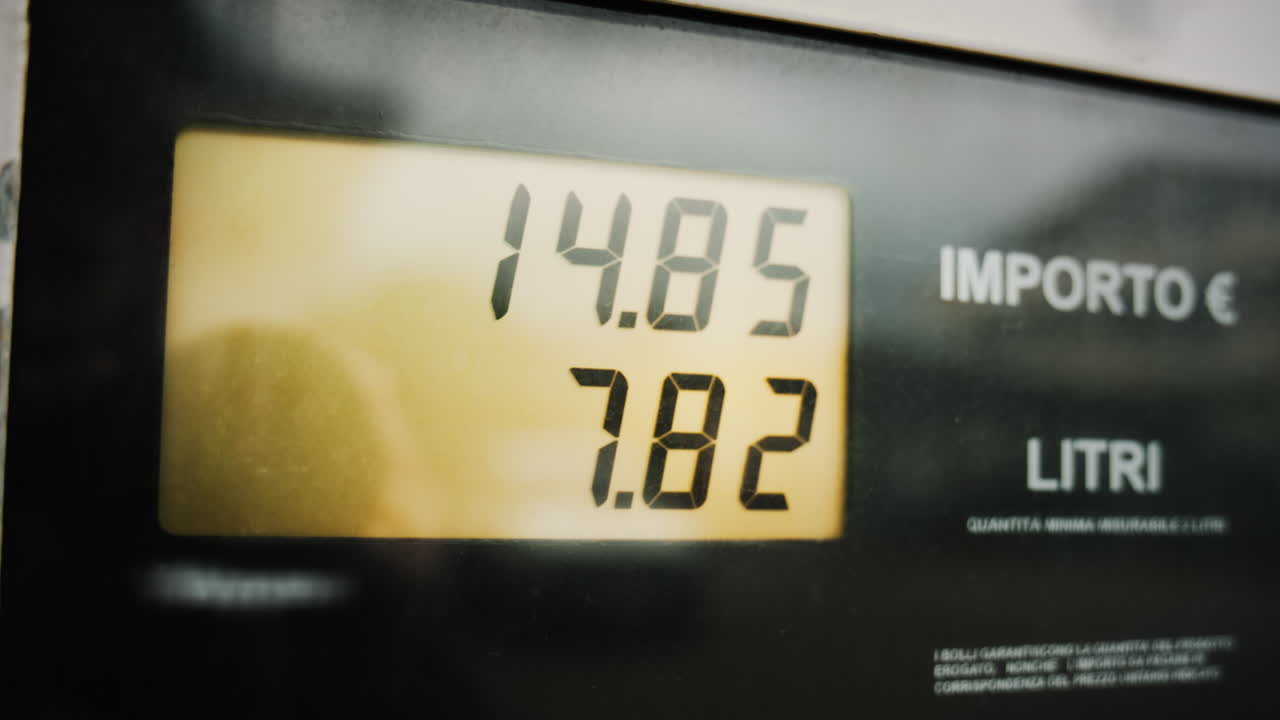 Il display indica aumenti dei prezzi in euro alle pompe di carburante a causa del conflitto mondiale