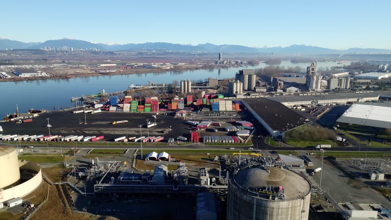 Luftaufnahme der FortisBC Tilbury LNG-Anlage und des Fraser River auf Tilbury Island, Delta, BC, Kanada. – Rückwärtsfahrt
