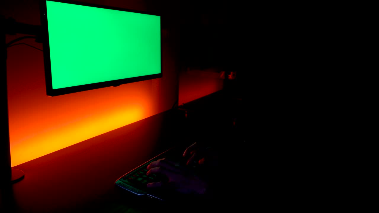 녹색 화면:위에 모니터 디스플레이가 있는 키보드에 백인 손 입력