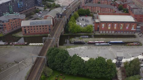 Drone-Shot-Acercándose-A-Los-Barcos-En-Castlefield-Canals