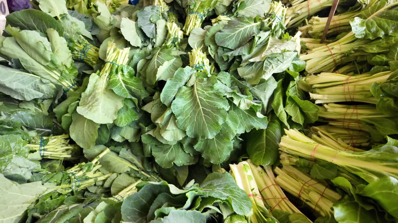 Mazzi di verdure a foglia verde fresche in un mercato