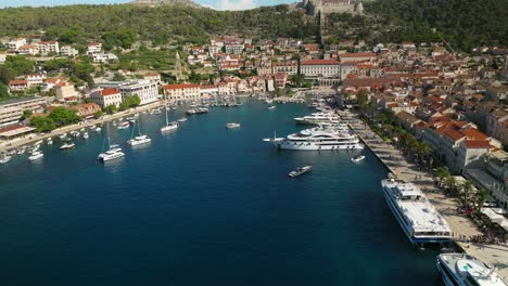 Sich-Drehende-Luftaufnahme-über-Hvar-Kroatien