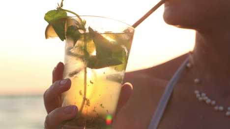 Frau-Genießt-Einen-Tropischen-Mojito-Cocktail