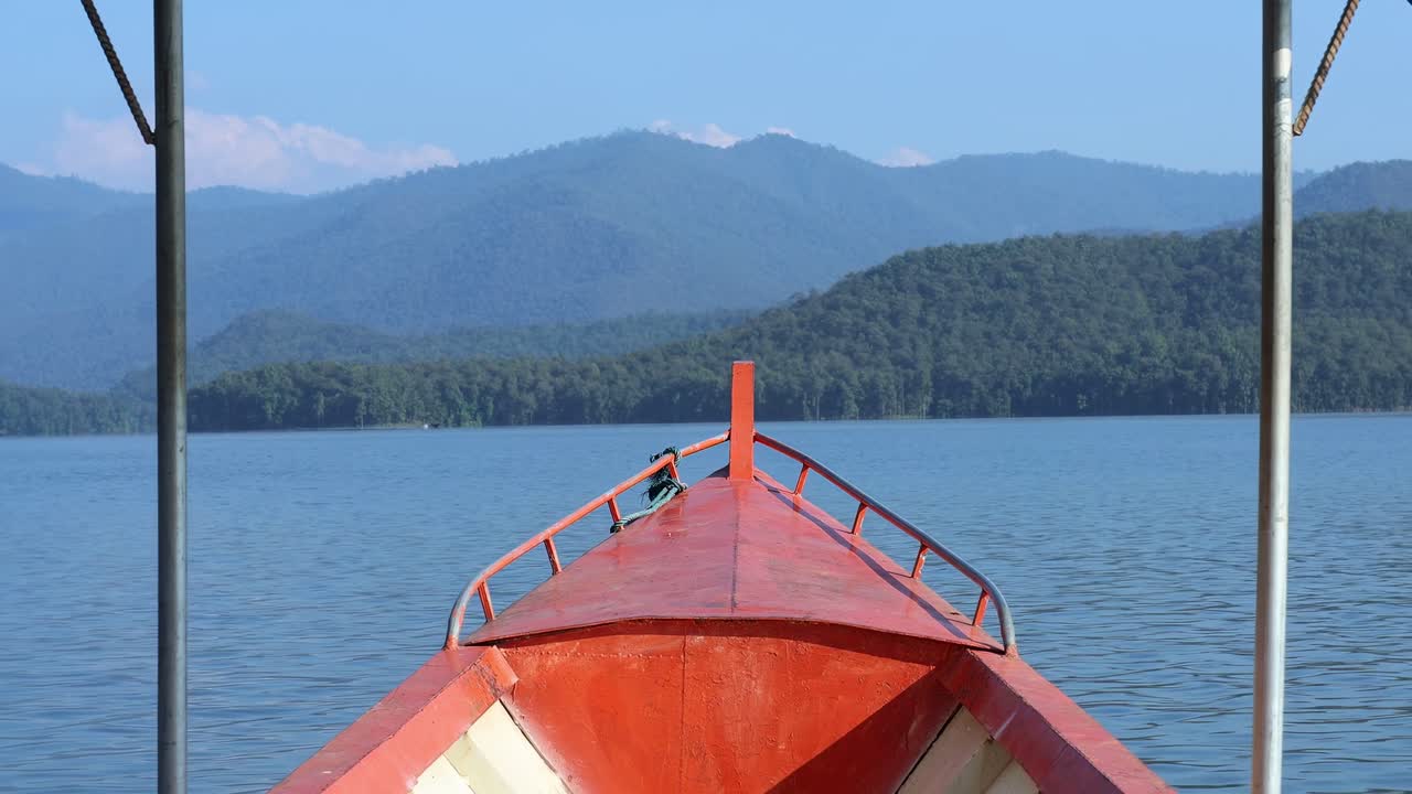 un paseo en barco panorámico en un lago tranquilo y pintoresco.