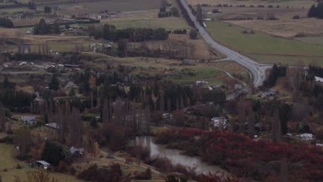 Ein-Neuseeländisches-Dorf-Im-Regen-Weite-Aussicht-Von-Einem-Fernen-Berg