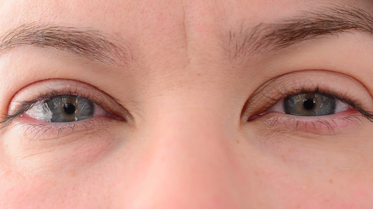 Sguardo di occhi femminili. Scatto di occhi femminili