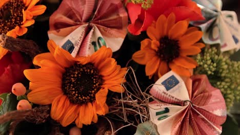 interesante ramo compuesto de flores y billetes, dinero euros regalo de boda