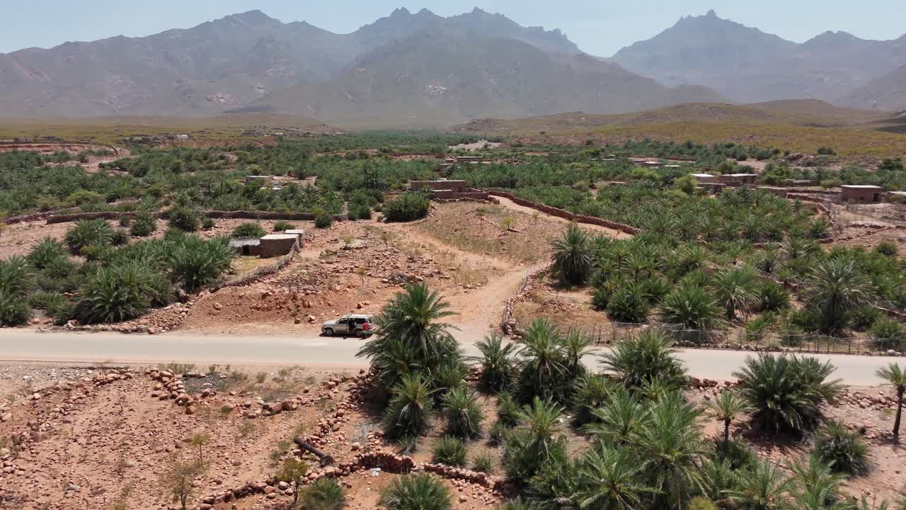 Auto 4x4 turistica ferma nel deserto dell'oasi dell'isola di Socotra