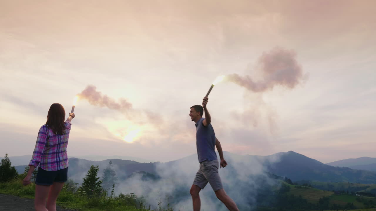 연기 칩을 가지고 노는 젊은 부부 2
