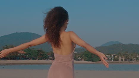 una mujer disfrutando de la playa.