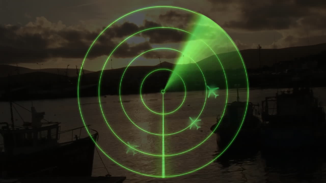 animación de escaneo de radar sobre barcos atracados en el puerto durante la puesta del sol
