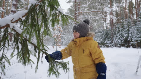 Glücklicher-Kleiner-Junge-Spielt-Im-Winterurlaub-Mit-Fichten-Im-Wald.-Kleinkind-Erkundet-Die-Natur