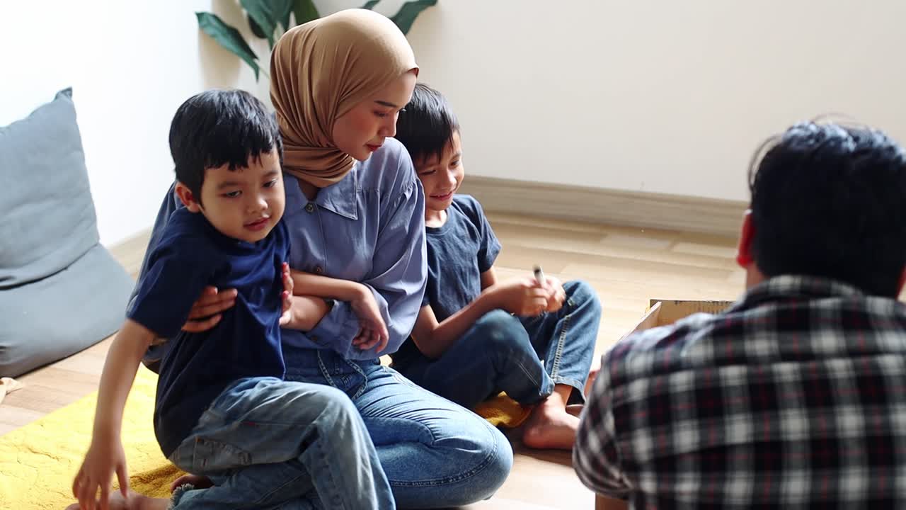 Keluarga Asia Bahagia, Ibu, Ayah, dan Dua Putra, Membuat Pesawat Mainan dari Kardus di Rumah