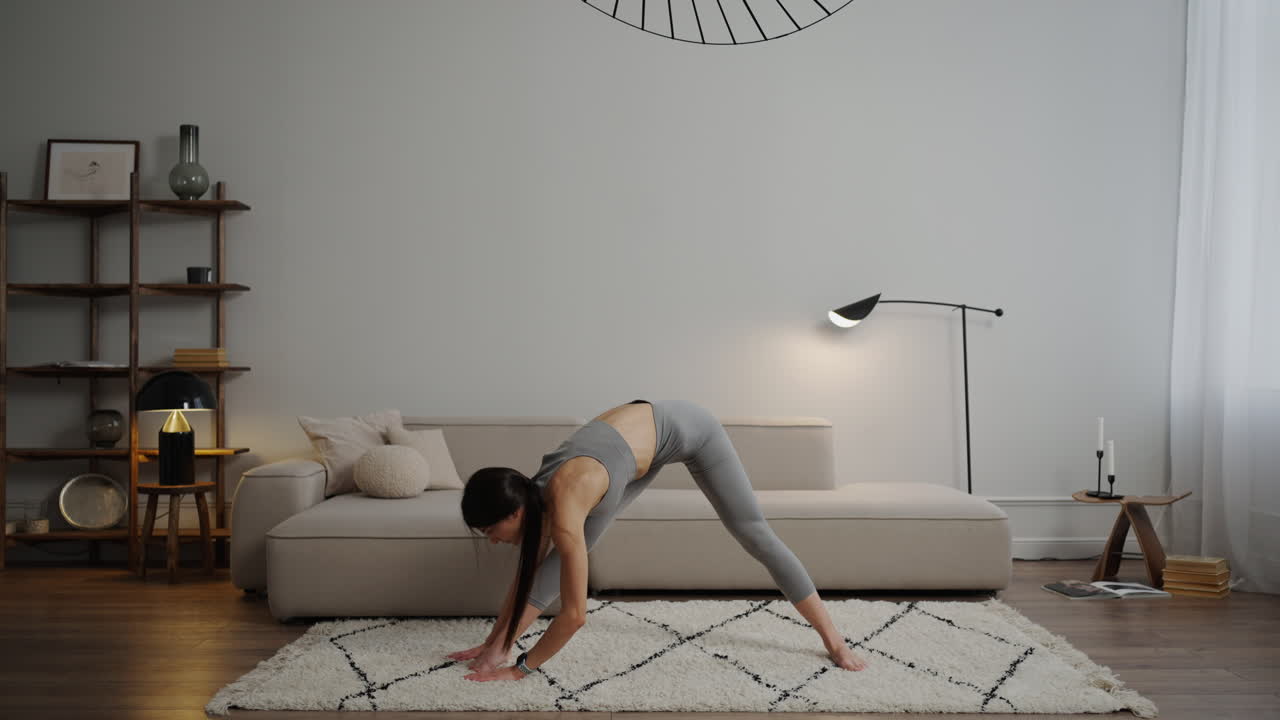 mujer haciendo ejercicio de yoga en casa
