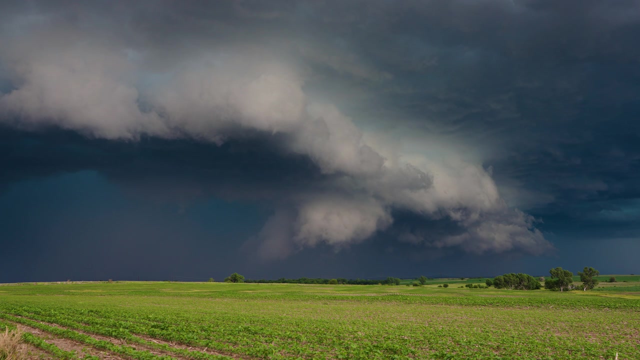 Mørke rullende stormskyer bevæger sig hen over en dramatisk himmel 4K timelapse