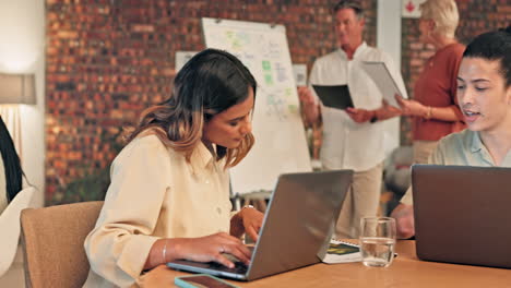 portátil, trabajo en equipo y colaboración de negocios