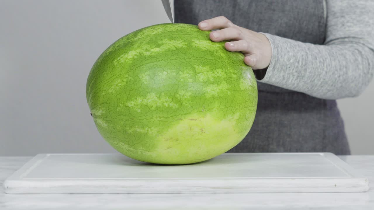 색 절단판에 은 수박을 작은 조각으로 잘라.